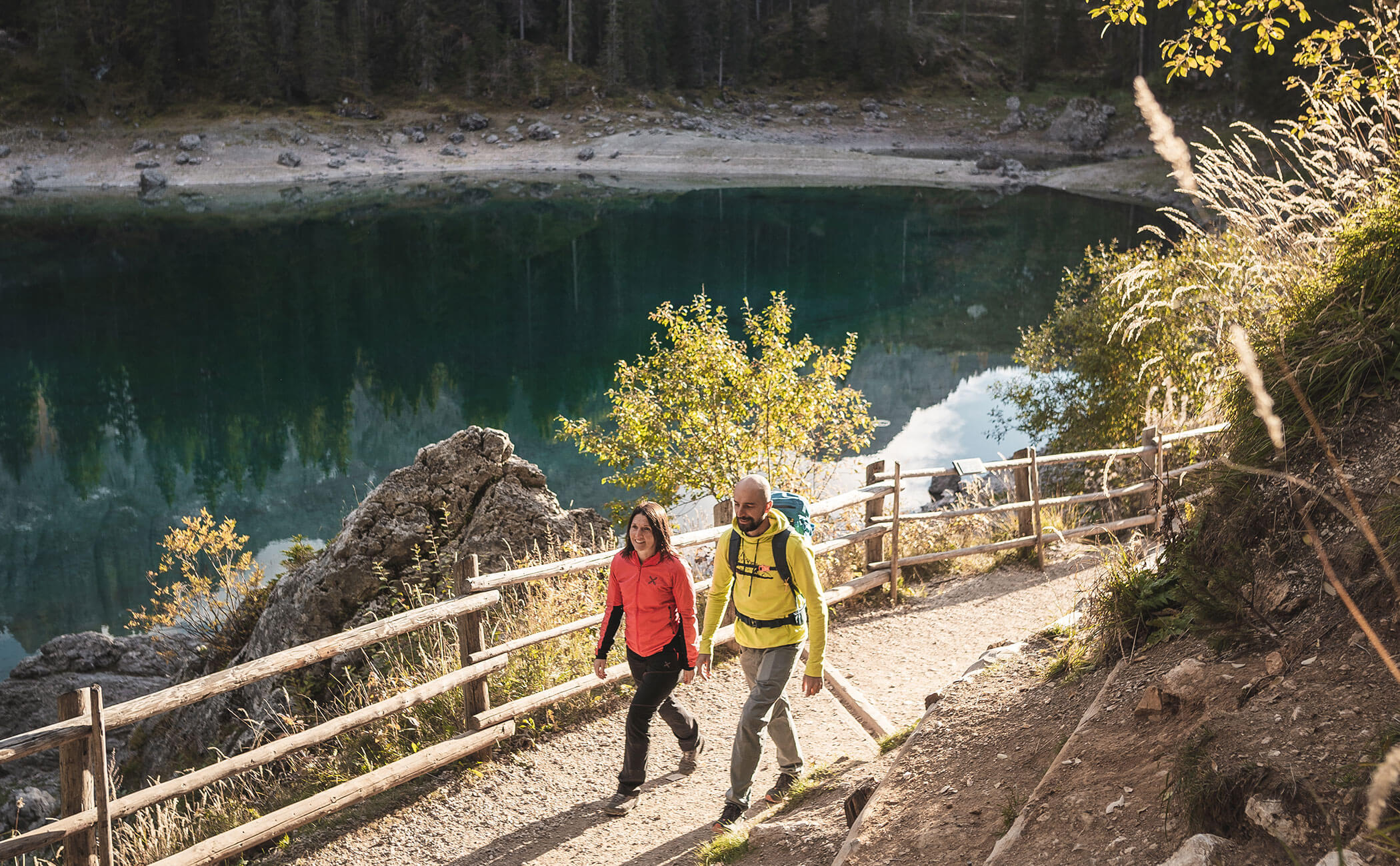 Una coppia a passeggio intorno al Lago di Carezza - Vitalhotel Erica