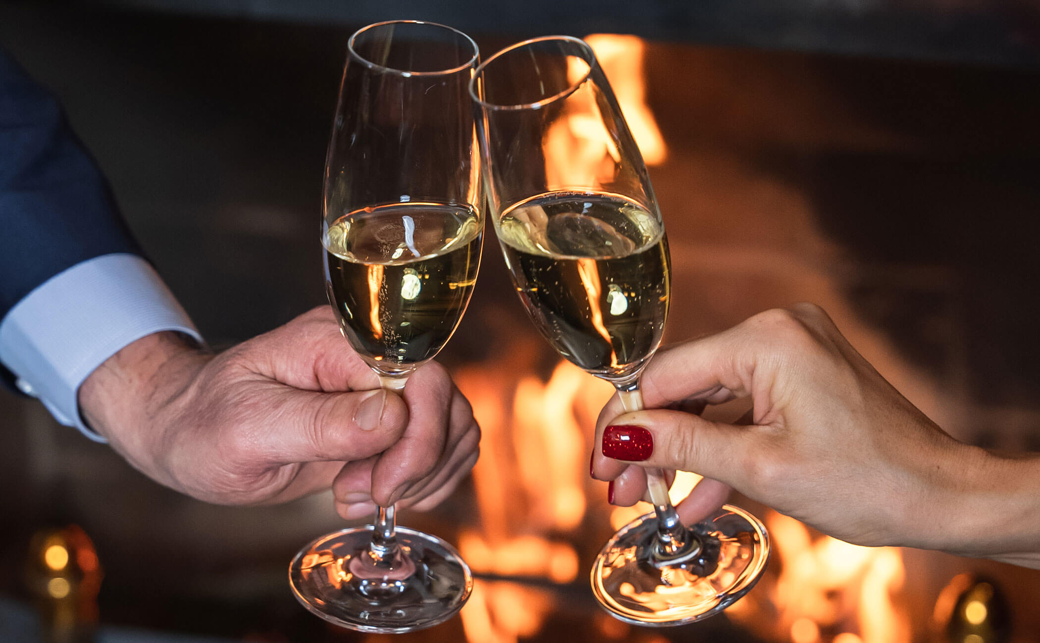 Una coppia brinda con due bicchieri di spumante - Vitalhotel Erica