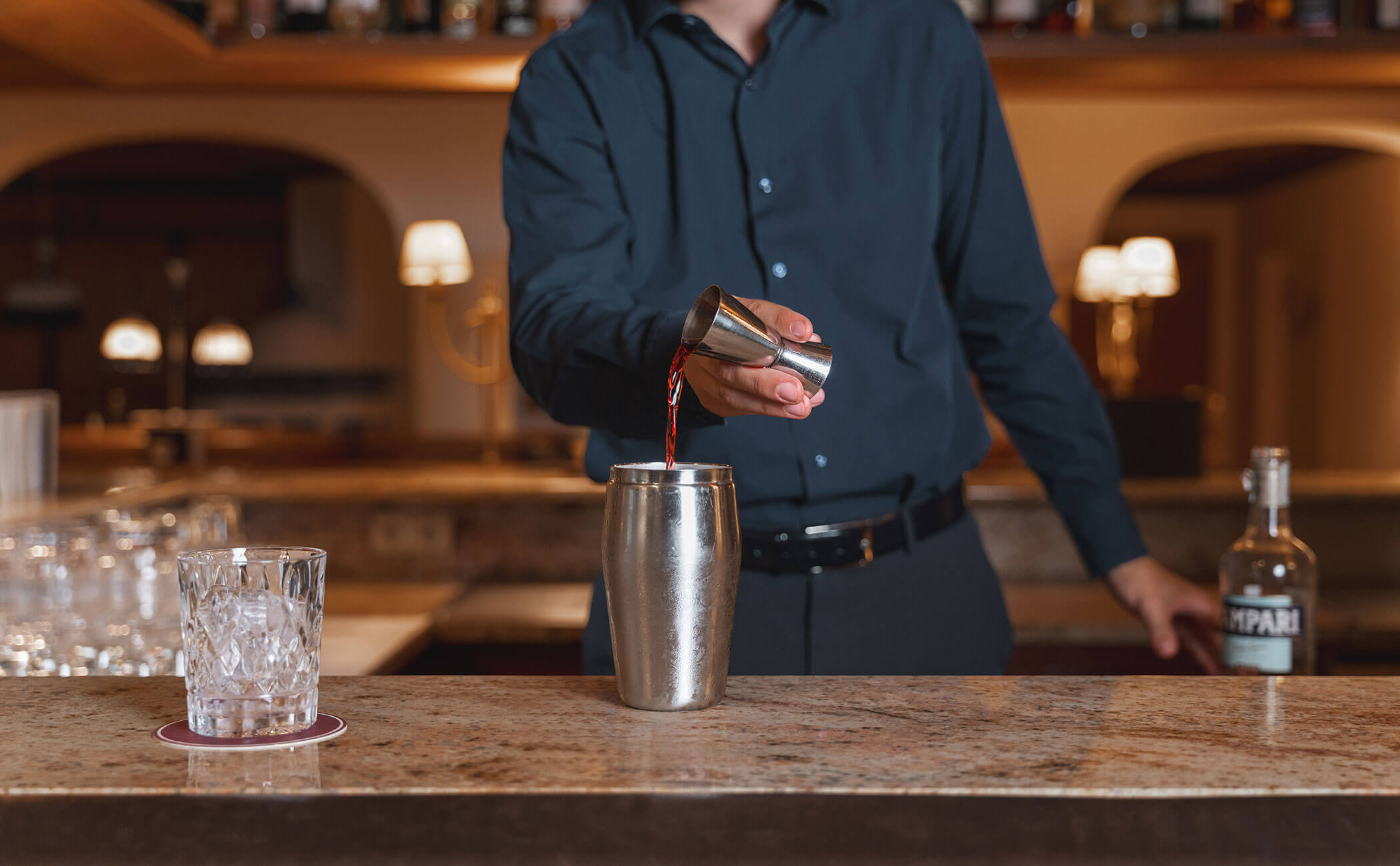 Il barista mescola un drink al bar - Vitalhotel Erica