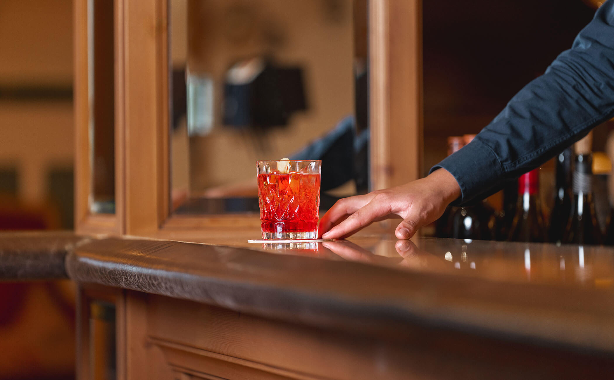 Il barista serve un drink rosso - Vitalhotel Erica