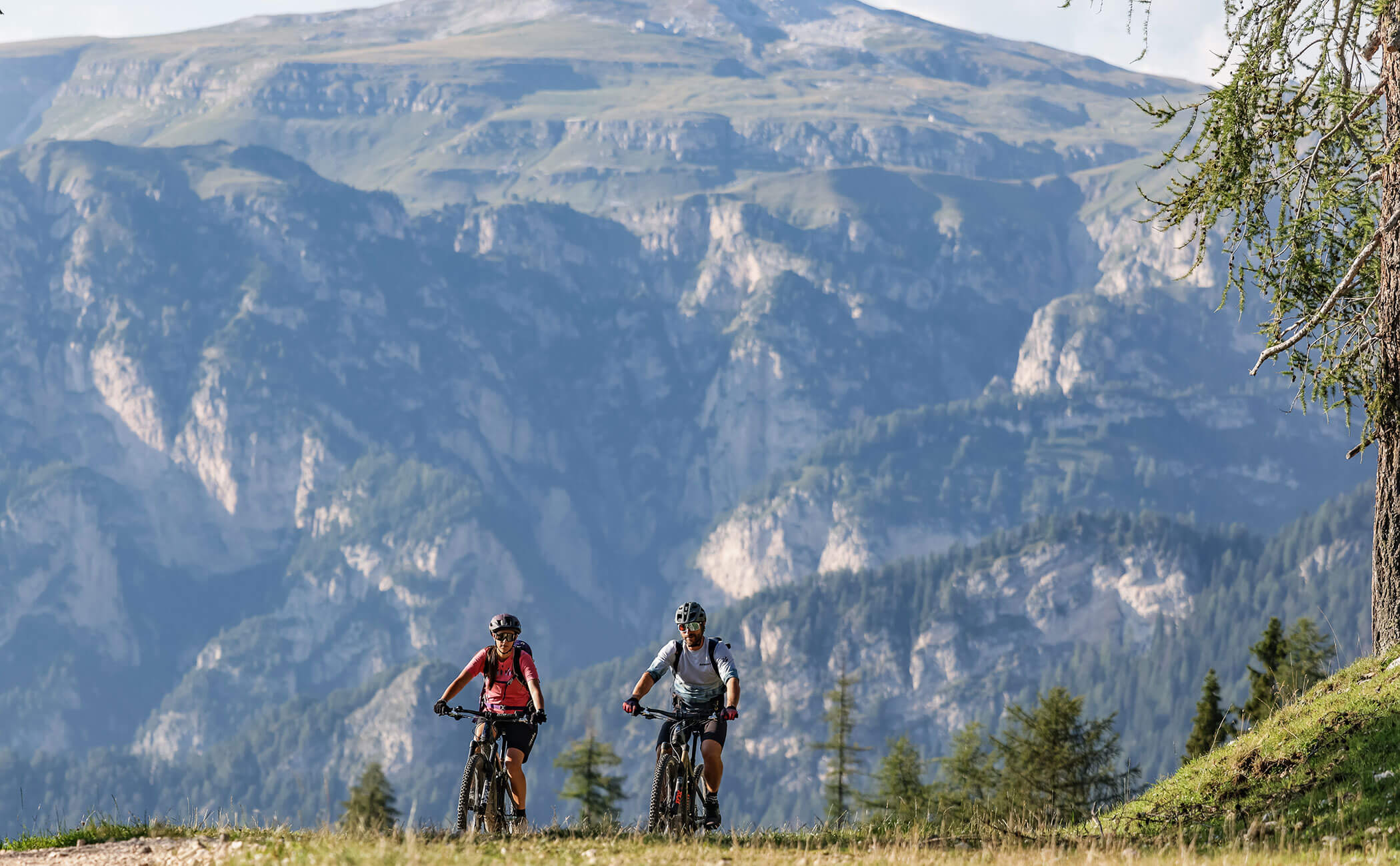 Una coppia con la bicicletta in montagna - Vitalhotel Erica