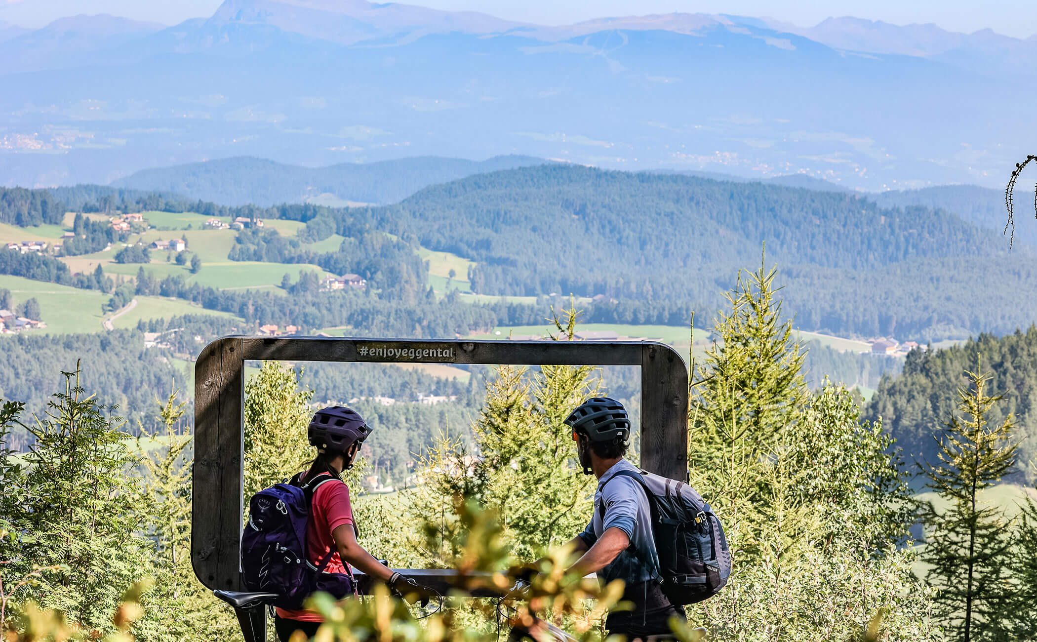 Una coppia in bicicletta presso un punto panoramico per ammirare il paesaggio - Vitalhotel Erica