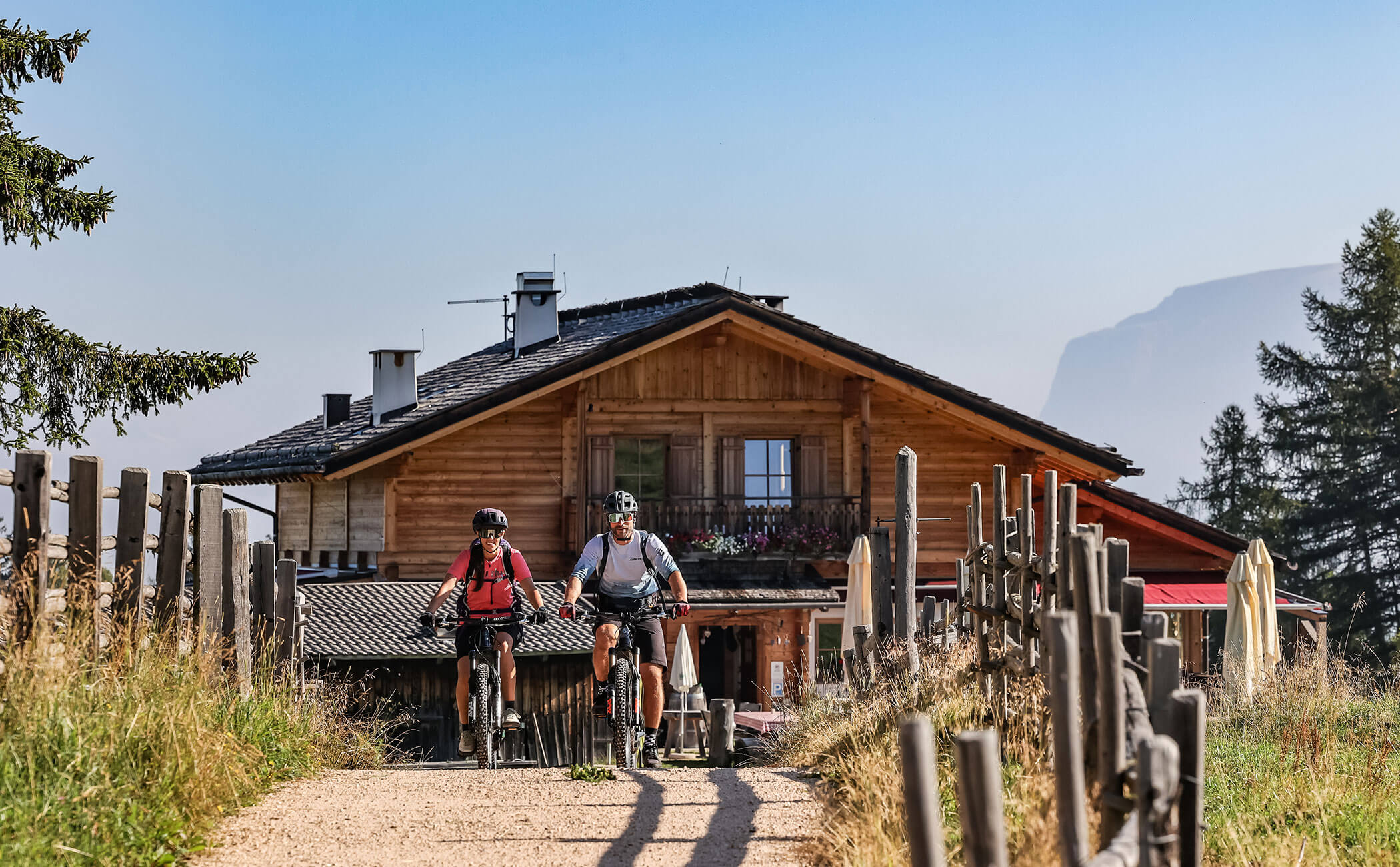 Una coppia che parte in mountain bike dal rifugio - Vitalhotel Erica